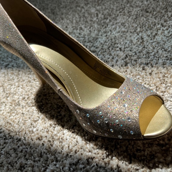 Peep-Toe Sparkly Gold Pumps (size 7) - Picture 6 of 10